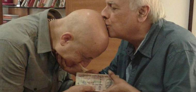 Anupam Kher gives gurudakshina to Mahesh Bhatt