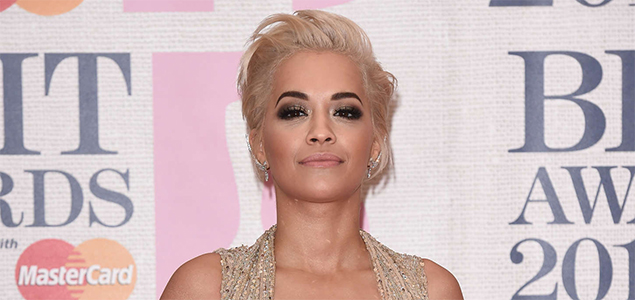 Rita Ora plays piano without a stitch