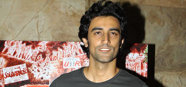 Kunal Kapoor bruised, but loving it