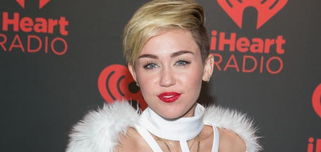 Miley Cyrus to be more conservative off stage