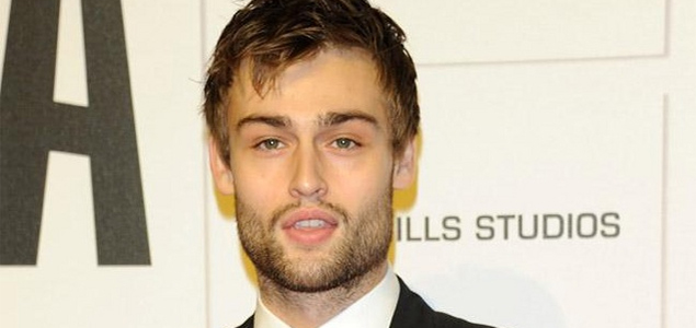 Douglas Booth warned by Russell Crowe