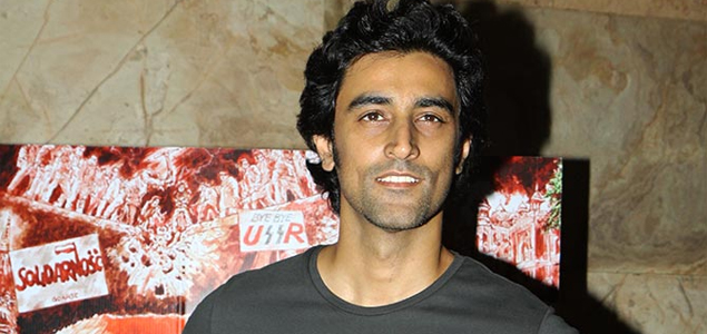 Kunal Kapoor sports man bun for next film