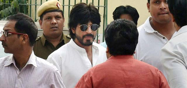 Shah Rukh Khan attends father in laws funeral in Delhi