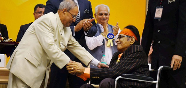 Manoj Kumar receives Phalke Award, presents idol to President