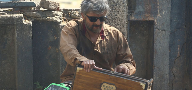 Sonu Nigam goes unrecognised as old street musician