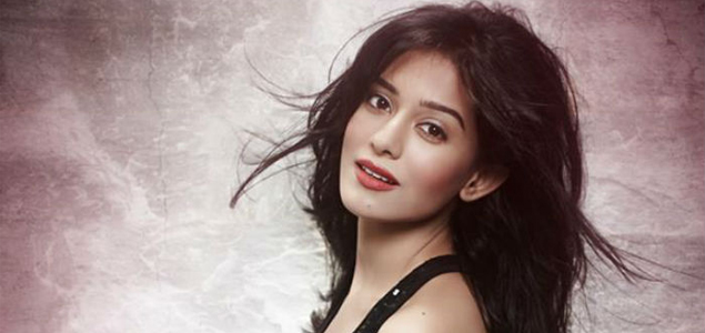 Amrita Rao gifts motorised fans to Meri Awaaz... crew 