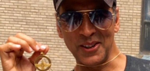 Akshay Kumar gets Faravahar from Zoroastrian community 