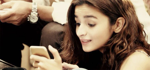 SRK, Alia unveil first look of Dear Zindagi