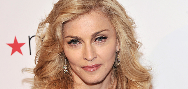 Madonna visits African slum with her children