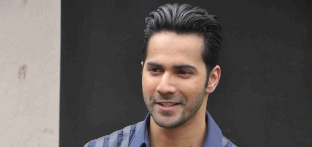 Varun Dhawan gets mobbed by fans at Delhi conclave 