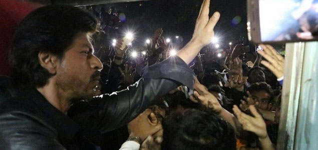 SRK reaches Delhi by train, calls fans death unfortunate 