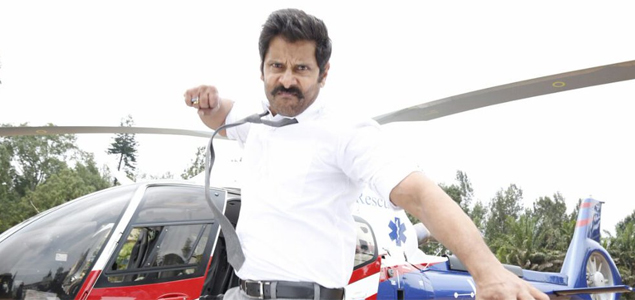 Saamy Square begins with an action sequence